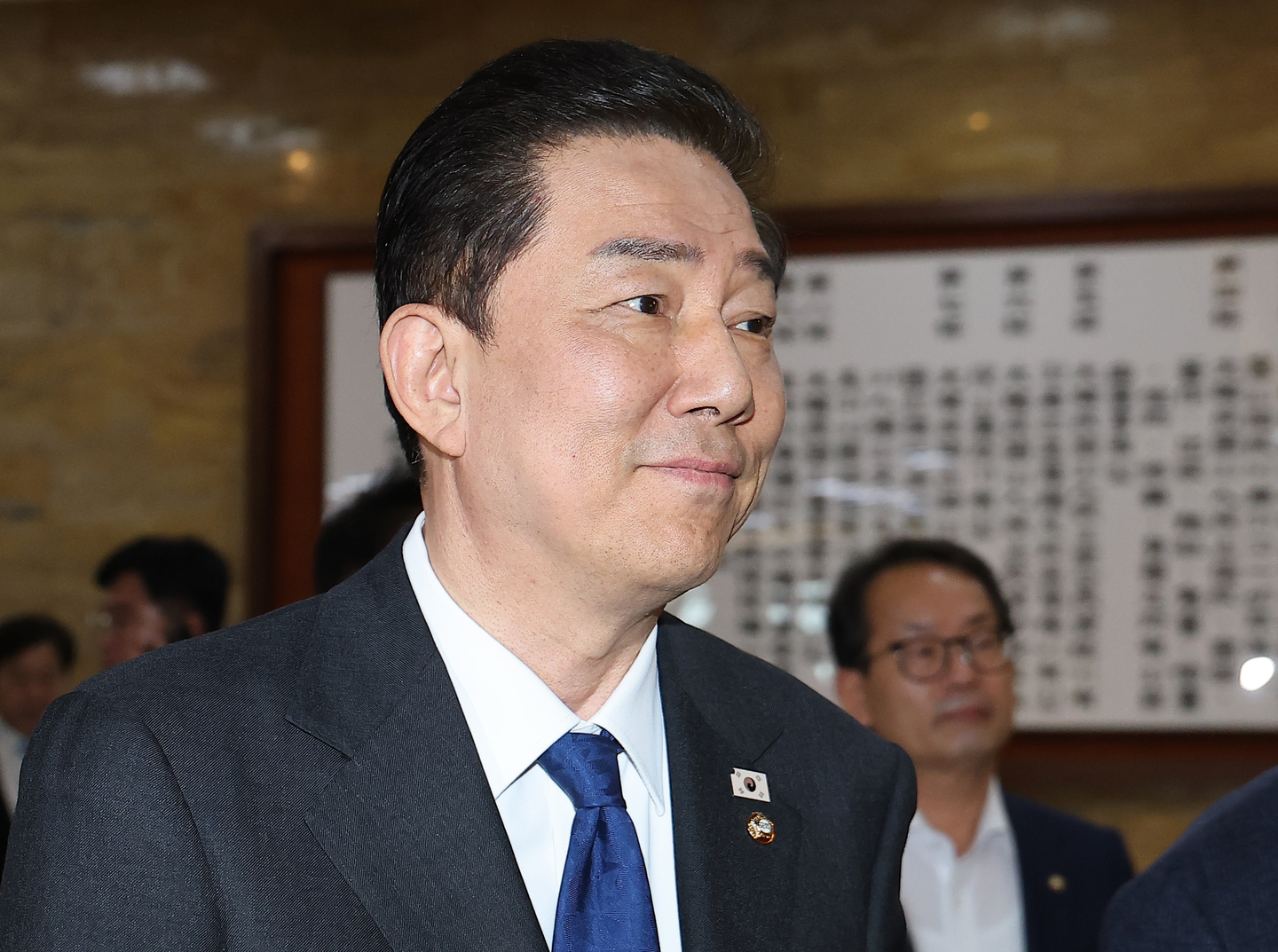 Democratic Party lawmaker Kim Byung-kee heads to the main chamber of the National Assembly in western Seoul on Dec. 30. [YONHAP] 