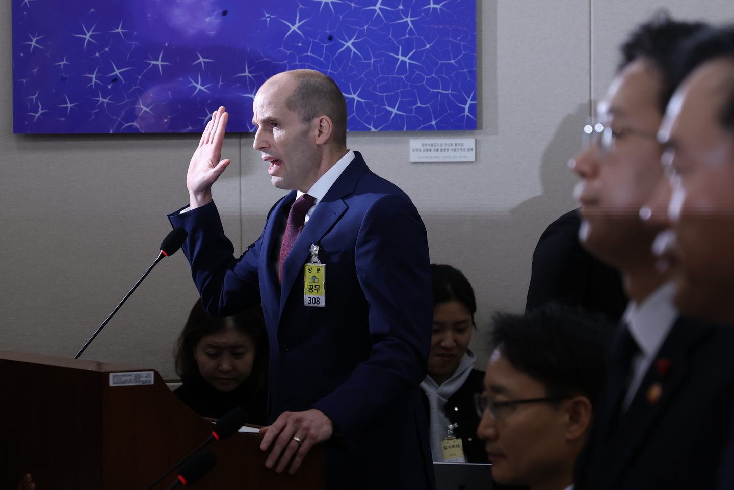 Coupang interim CEO Harold Rogers swears an oath before appearing at a National Assembly hearing on the Coupang data breach at the National Assembly building in Yeouido, western Seoul, on Dec. 30. [NEWS1]