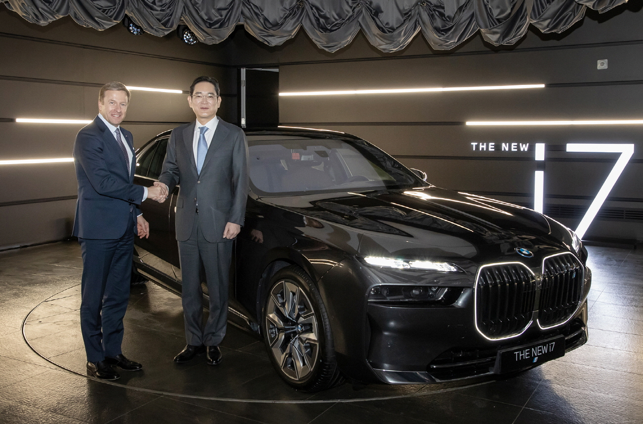 Lee Jae-yong, chairman of Samsung Electronics, right, poses for a photo with BMW CEO Oliver Zipse and others at the BMW Driving Center in Yeongjong Island, Incheon, on Dec. 17, 2022. [YONHAP]