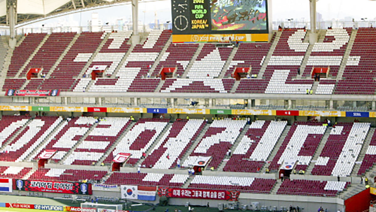 A tifo reading ″Dreams Come True″ in Korean is laid out ahead of a Korean national football team match against Germany at Seoul World Cup Stadium during the 2002 FIFA World Cup on June 25, 2002. [JOONGANG ILBO]