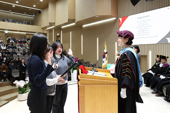 Seoul Women's University freshmen take an oath during their entrance ceremony on Feb. 26. [SEOUL WOMEN'S UNIVERSITY]