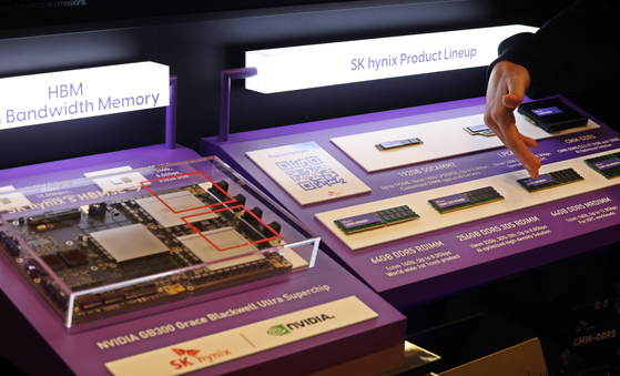 Visitors view SK hynix semiconductor products on view at the SK AI Summit 2025 held at Coex, southern Seoul, on Nov. 3. [NEWS1]