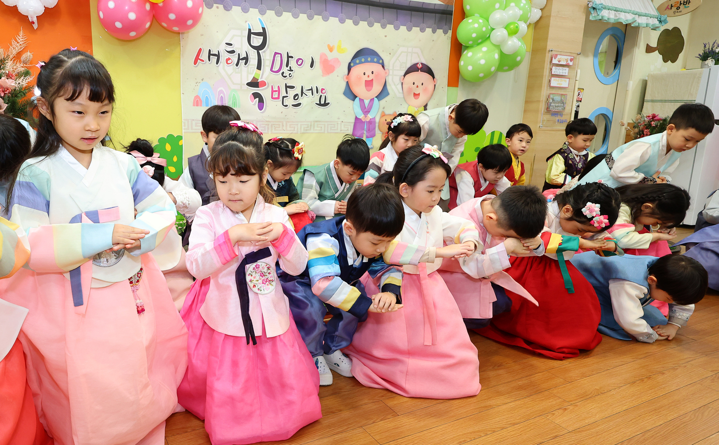 Children at a kindergarten in Michuhol District, Incheon, learn how to bow to their elders on Jan 23, two days before Seollal. [YONHAP]