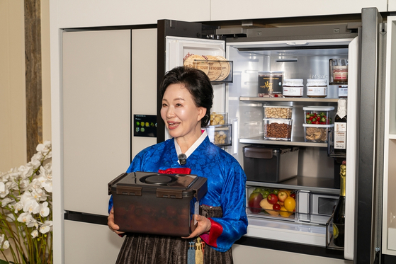 Chef. Chef Lee Ha-yeon demonstrates the Bespoke product [SAMSUNG ELECTRONICS]