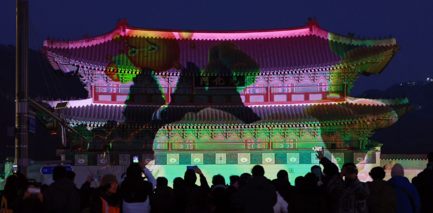 A media display lights up Gyeongbok Palace at Gwanghwamun Square in central Seoul on Dec. 14. [YONHAP] 