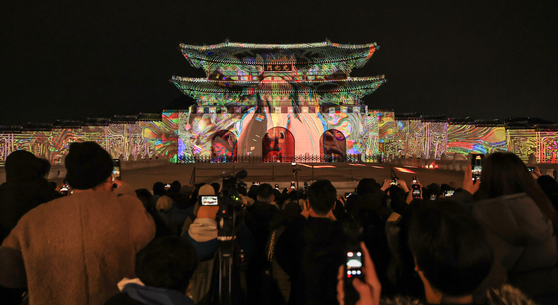 A media display lights up Gyeongbok Palace at Gwanghwamun Square in central Seoul on Dec. 12. [NEWS1] 