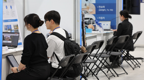 Job seekers receive consulting services at a job fair held in Magok in western Seoul on Oct. 21, 2025. [NEWS1]