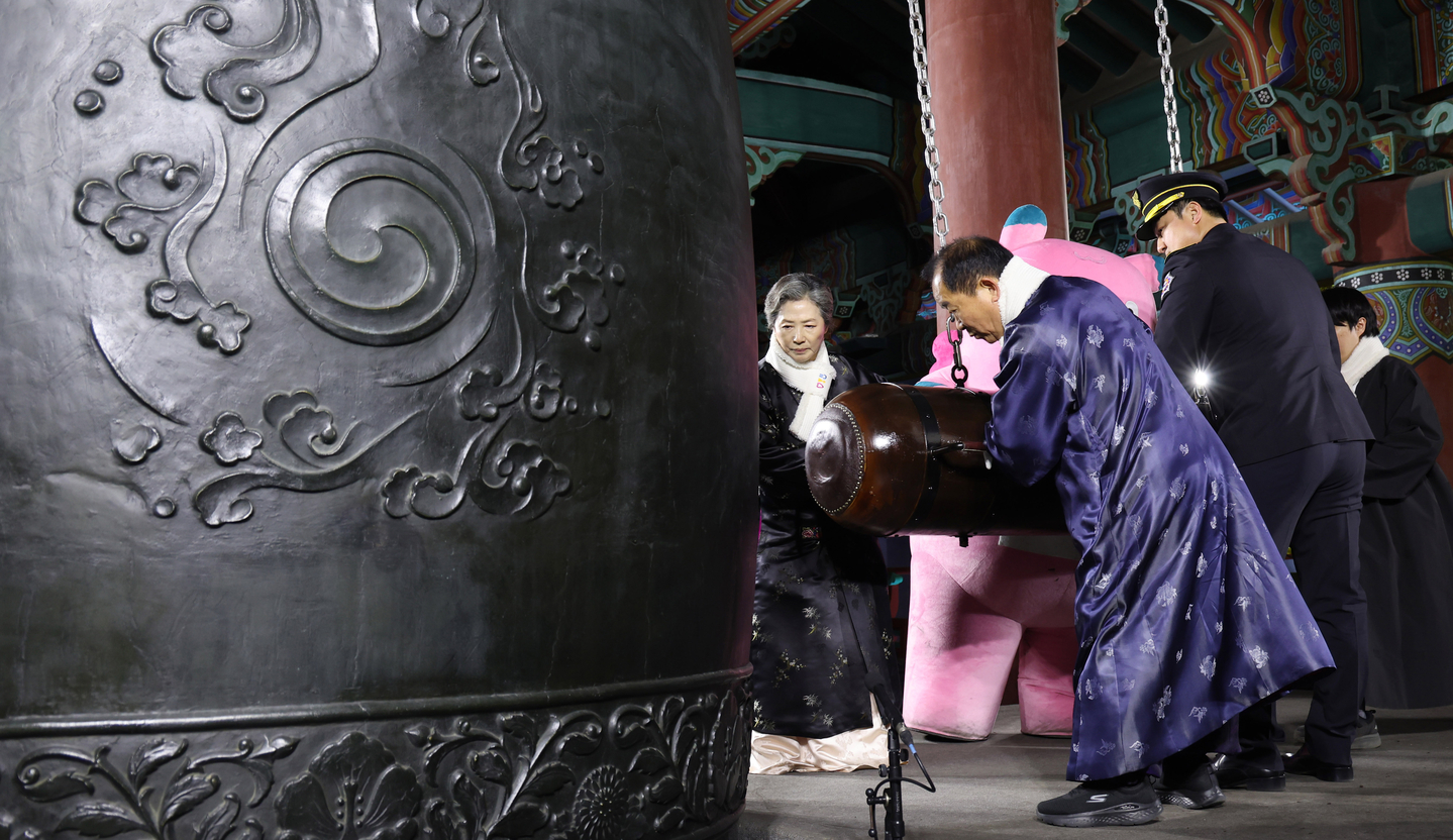 Representatives of civic society use a large wooden mallet to ring the bell at Bosingak Pavilion in Jongno District, central Seoul, to mark the start of 2025 on Jan. 1. [JOINT PRESS CORPS]