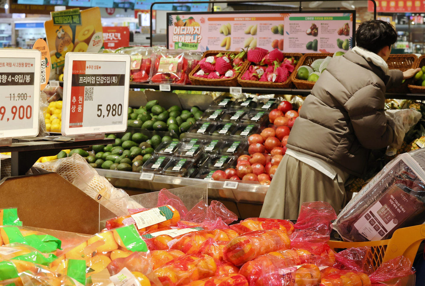 Customers shop at a discount chain store in Seoul on Dec. 24. [YONHAP]