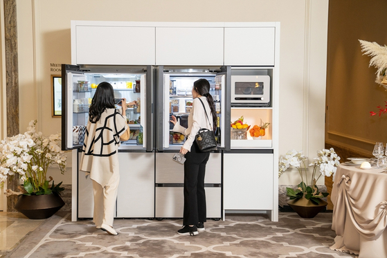 Samsung’s Bespoke AI refrigerator is on display on Dec. 27. [SAMSUNG ELECTRONICS]