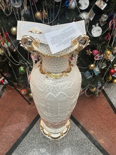 A vase that Kim Yo-jong, the sister of North Korean leader Kim Jong-un, appears to have sent to Maria Zakharova, the spokesperson for Russia's foreign ministry, as a gift for the New Year [SCREEN CAPTURE]