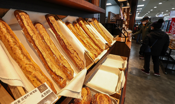 Bread is displayed at a bakery in Korea. [NEWS1]