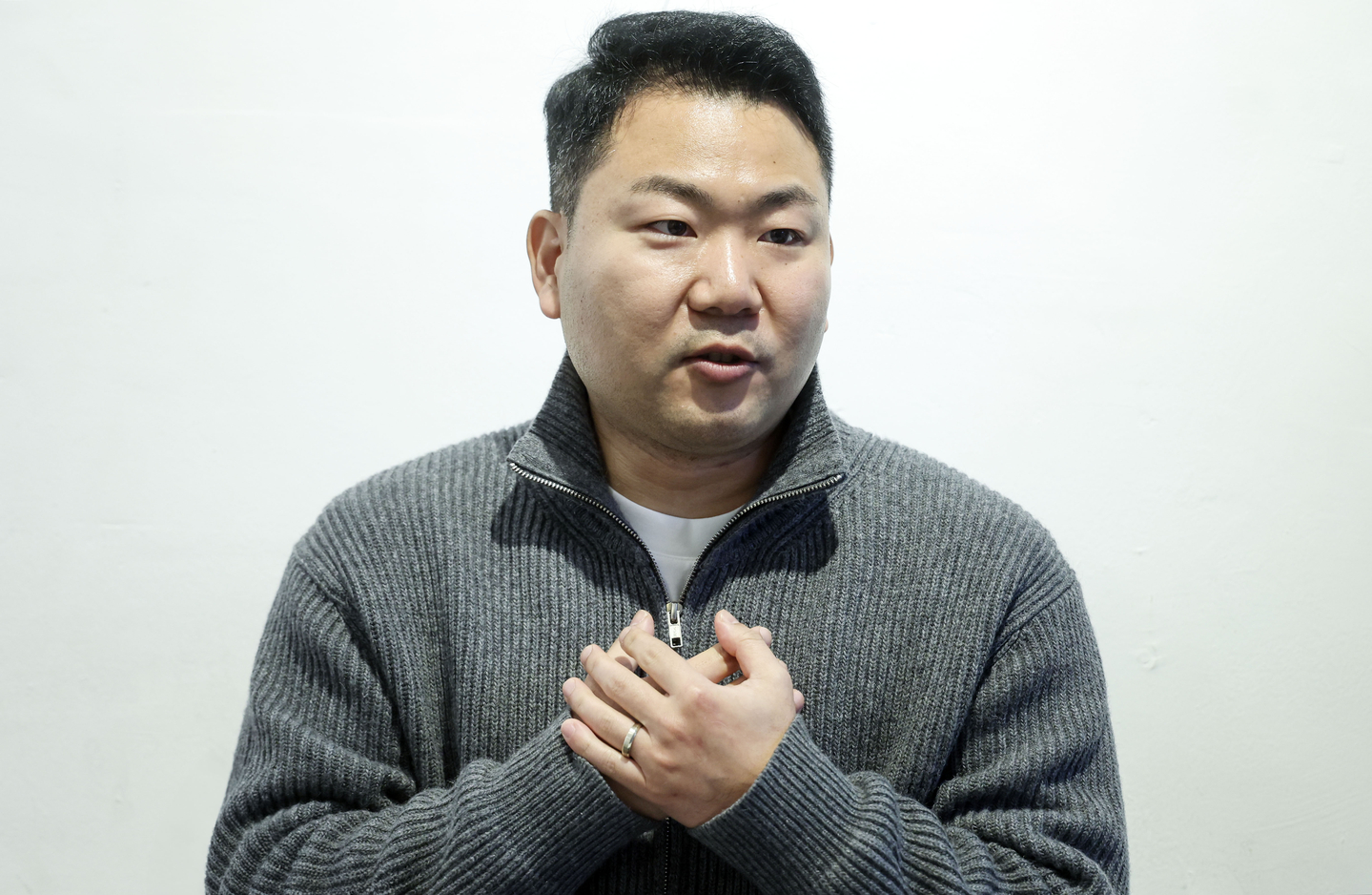 Sgt. Yang Chang-mo, who took part in writing the book ″We Are Here,″ speaks during an interview with the JoongAng Ilbo at a cafe in Mapo District, western Seoul, on Dec. 16. [KIM SEONG-RYONG]