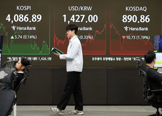 Electronic displays show market at Hana Bank in central Seoul on Oct. 30. [YONHAP]