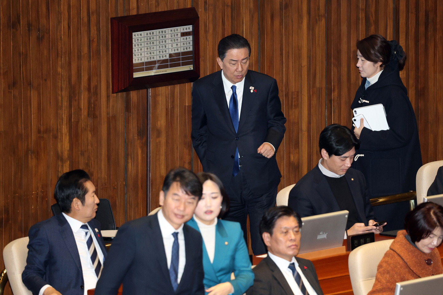 Reps. Kim Byung-kee, standing at left, and Kang Sun-woo of the Democratic Party are seen together within the National Assembly hall in western Seoul on Dec. 24. [NEWS1]