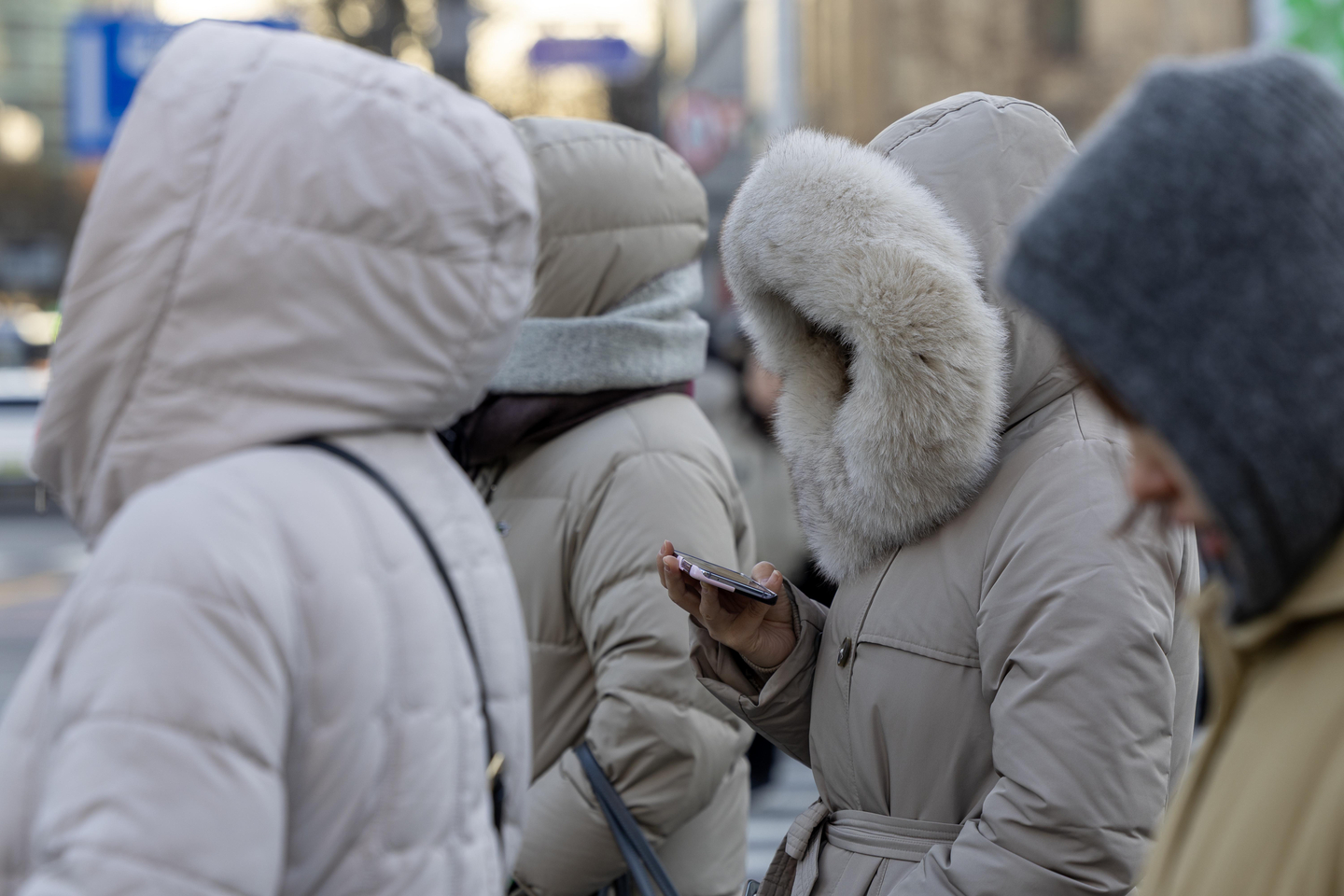 People in Seoul wrap themselves up in thick coats on Dec. 26 amid the cold weather. [KIM JUNG-HUN]
