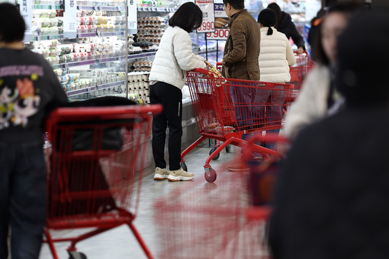 Customers are seen at a retail market in Seoul on Dec. 7. [YONHAP]