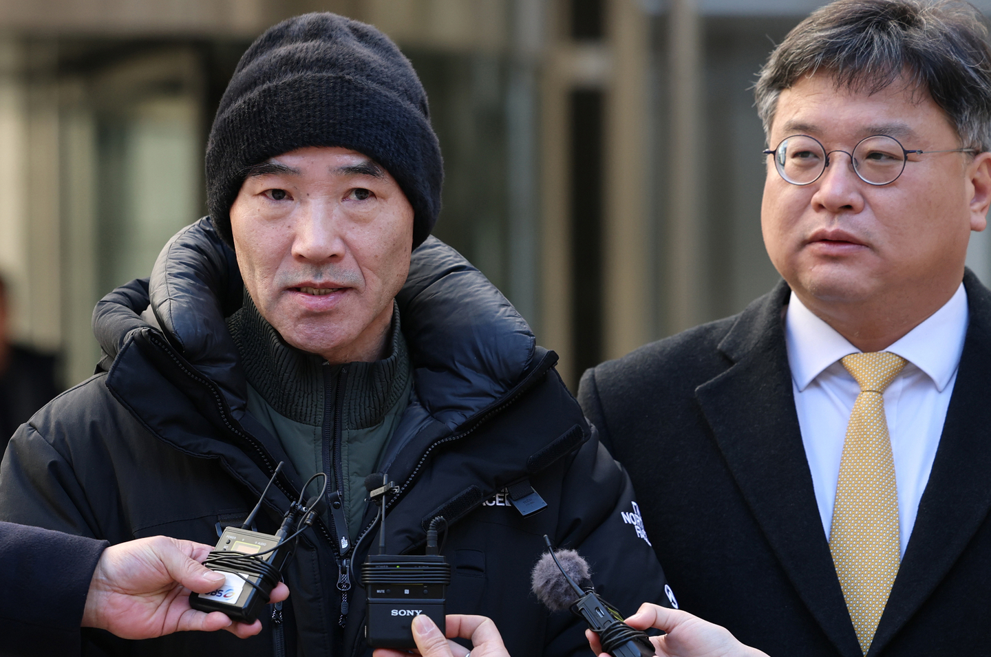 Lee Rae-jin, the older brother of the late Lee Dae-jun, answers reporters’ questions after attending a first-instance court ruling at the Seoul Central District Court in Seocho District, southern Seoul, on Dec. 26, 2025. [NEWS1]