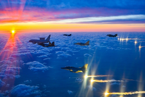 An E-737 Peace Eye airborne early warning and control aircraft, carrying Defense Minister Ahn Gyu-back, flies while being escorted by homegrown jets in this photo provided by the defense ministry on Jan. 1. [MINISTRY OF NATIONAL DEFENSE] 