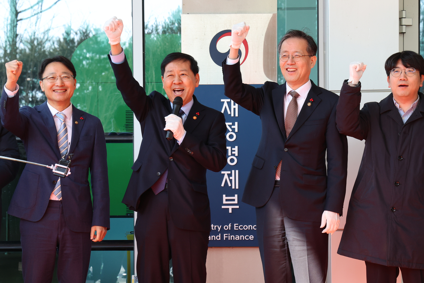 Deputy Prime Minister and Minister of Economy and Finance Koo Yun-cheol, second from left, Vice Minister Lee Hyung-il, second from right, and Lim Kwang-hyun, commissioner of the National Tax Service, left, cheer during a signboard unveiling ceremony for the Ministry of Economy and Finance at the Government Complex Sejong on Jan. 2. [YONHAP]