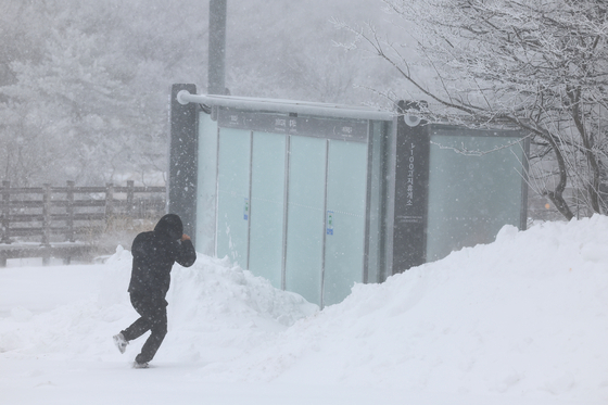 Fierce snow squalls sweep across Mount Halla on Jeju Island on Jan. 2, as heavy snow, strong wind and rough sea advisories remain in effect. [YONHAP]