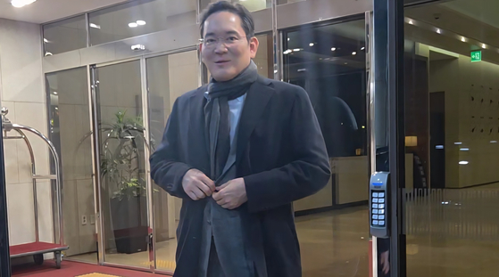 Samsung Electronics Executive Chairman Lee Jae-yong arrives at the Gimpo Business Aviation Center in western Seoul on Dec. 15 after completing a trip to the United States. [YONHAP]