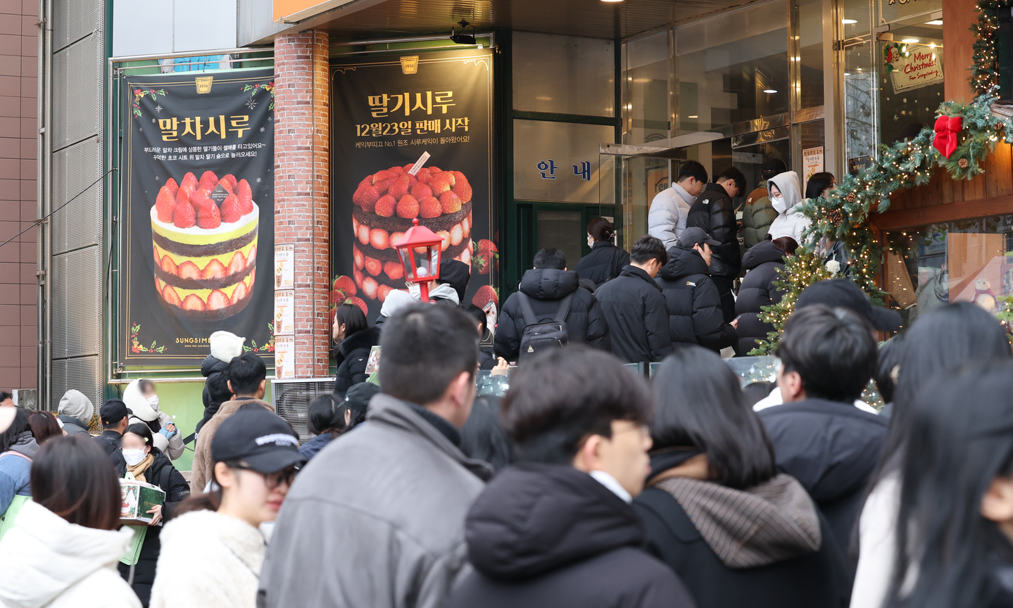 Customers line up to buy bread at Sungsimdang in Jung District, Daejeon, on Dec. 23, 2025. [NEWS1]