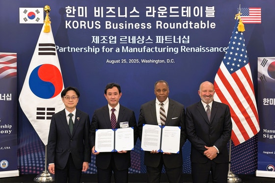 From left, Industry Minister Kim Jung-kwan, Korea Zinc Chairman Choi Yun-beom, Michael Williamson, president of Lockheed Martin International, and Howard Lutnick, U.S. Secretary of Commerce, take a commemorative photo during a signing ceremony for germanium supply and procurement held in Washington on Aug. 25. [KOREA ZINC]