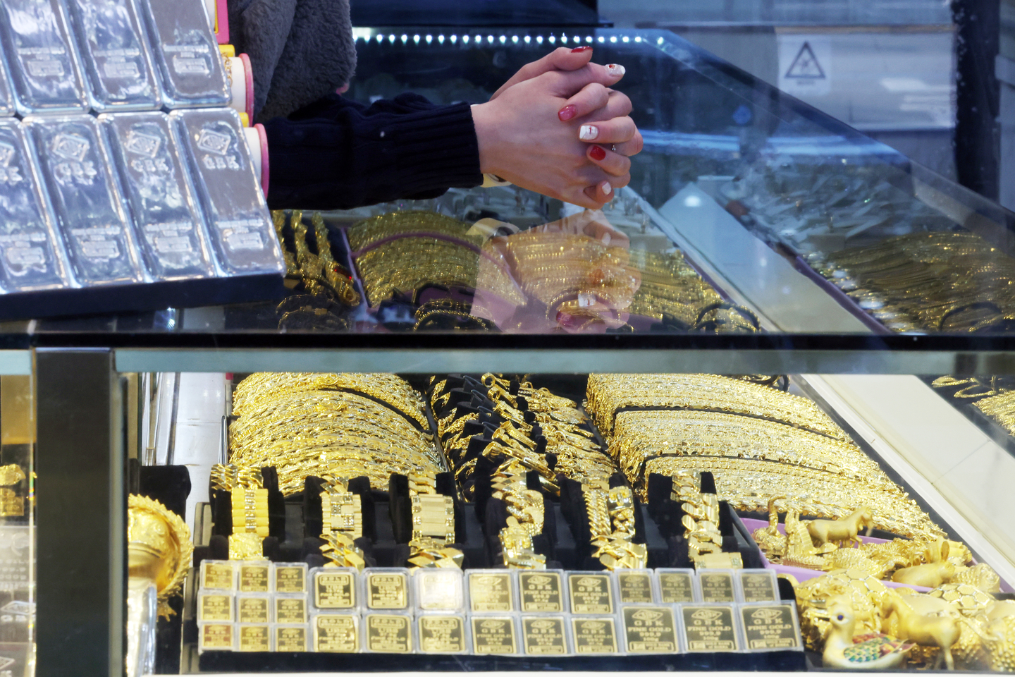 Gold and silver products are displayed at a jewelry store in Seoul on Dec. 31, 2025. [NEWS1] 