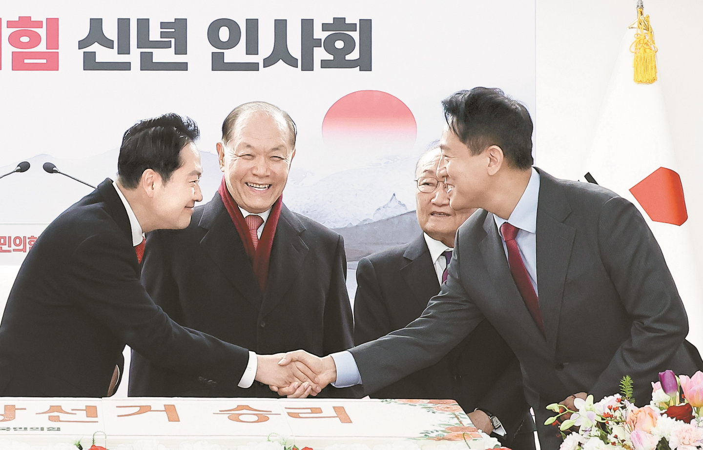 Jang Dong-hyeok, leader of the People Power Party (left), shakes hands with Seoul Mayor Oh Se-hoon at the party’s 2026 New Year gathering held at its central headquarters in Yeouido, Seoul, on the morning of Jan. 1. [LIM HYUN-DONG]