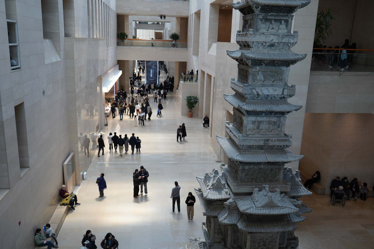 Visitors congregate in the main entrance hall of the National Museum of Korea in Yongsan District, central Seoul, on Jan. 2. [NATIONAL MUSEUM OF KOREA]