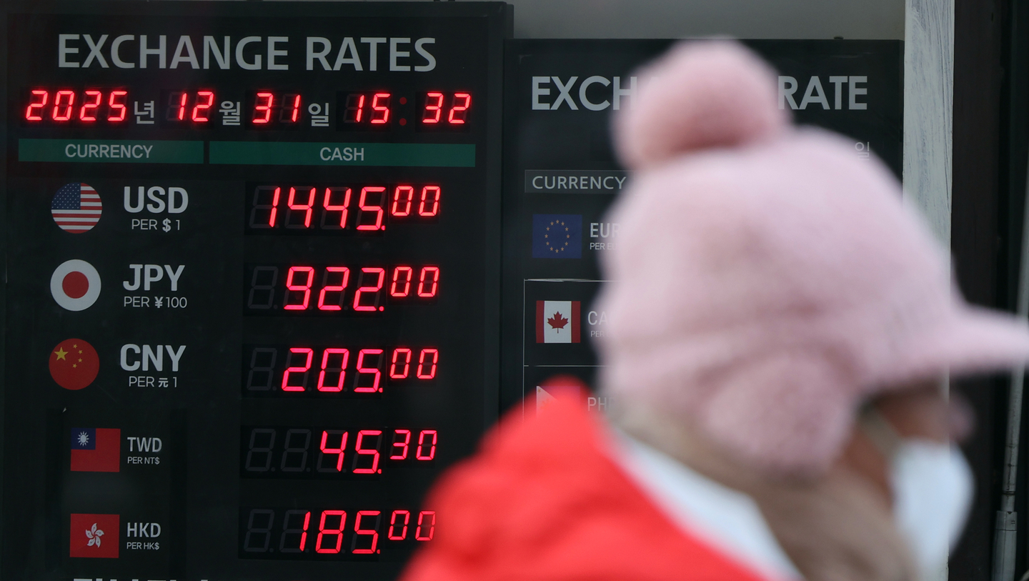 Currency exchange rates are displayed at a screen in Myeong-dong in central Seoul on Dec. 31, 2025. [NEWS1]