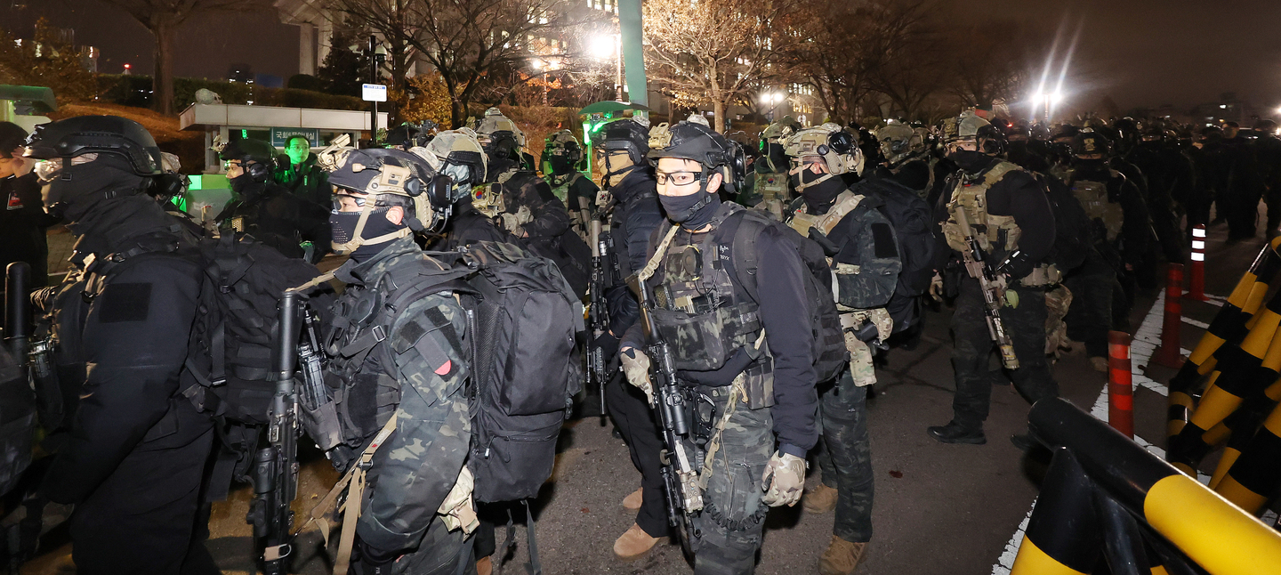 Armed martial law troops retreat from the National Assembly, western Seoul, after lawmakers voted to call off martial law on Dec. 4, 2024. [NEWS1]