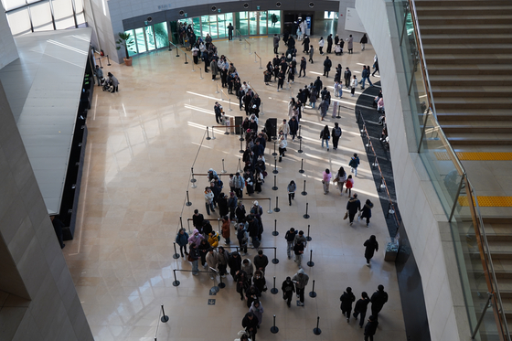 Visitors congregate in the main entrance hall of the National Museum of Korea in Yongsan District, central Seoul, on Jan. 2. [NATIONAL MUSEUM OF KOREA]