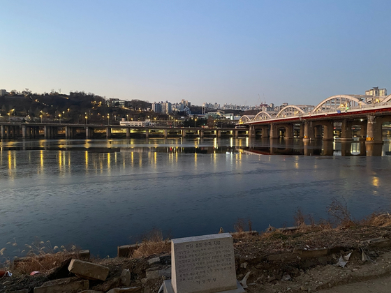 Ice sheets are seen filling the Han River in southern Seoul on Jan. 3 as temperatures dipped below freezing point in recent days. [KOREA MEETOROLOGICAL ADMINISTRATION] 