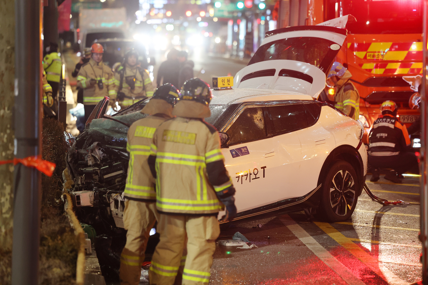 A traffic accident involving two cars and a taxi occurred on a road in front of Jonggak Station in Jongno District, central Seoul, on Jan. 2, which ultimately resulted in 15 casualties. The taxi shown in this image crashed into a guardrail on a sidewalk. [YONHAP]