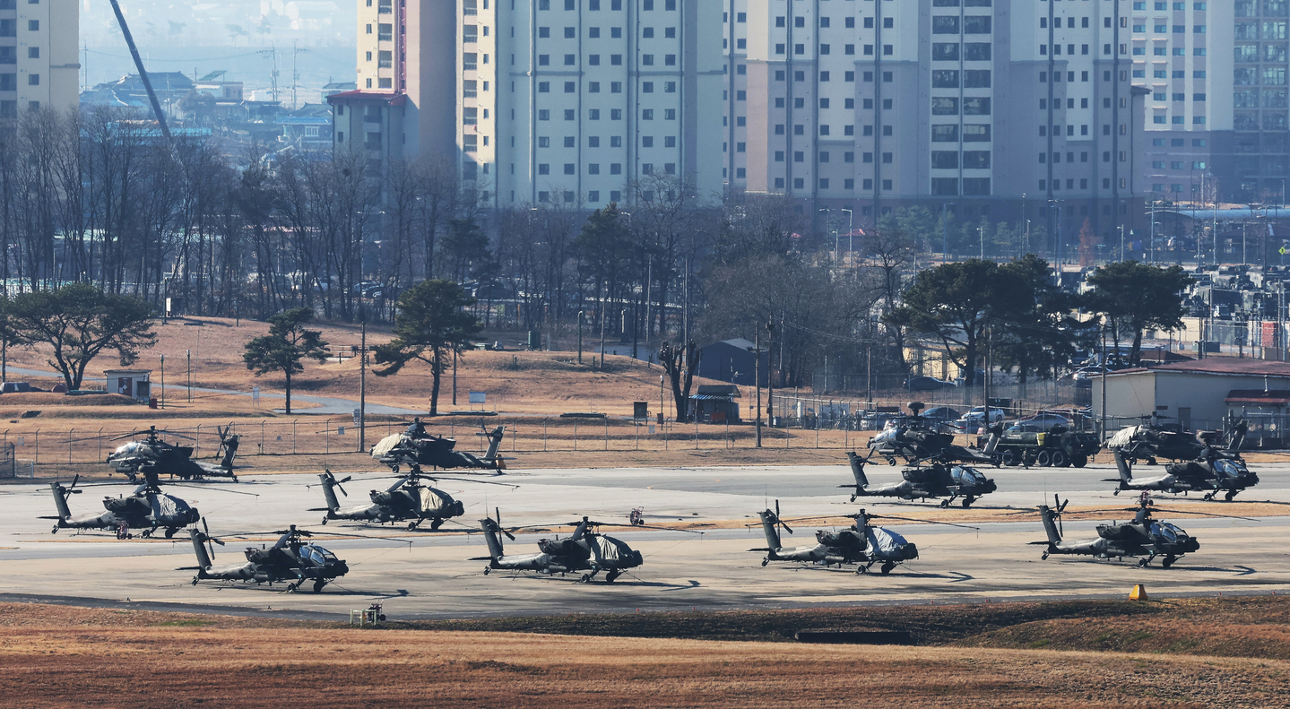 Apache helicopters stand by at Camp Humphreys in Pyeongtaek, Gyeonggi on Dec. 18. [YONHAP] 