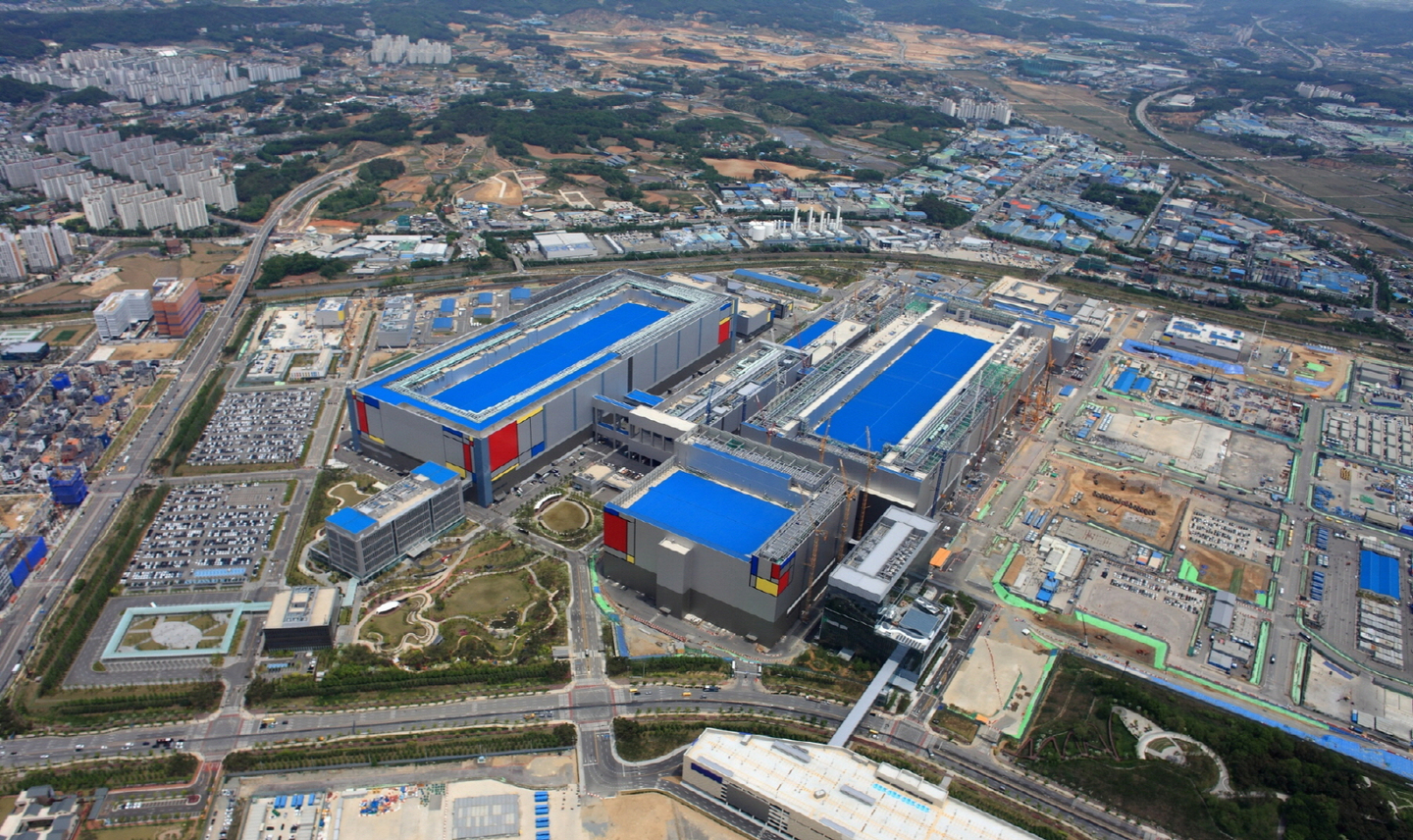 An aerial view of Samsung Electronics' Pyeongtaek chip complex in Gyeonggi [SAMSUNG ELECTRONICS]