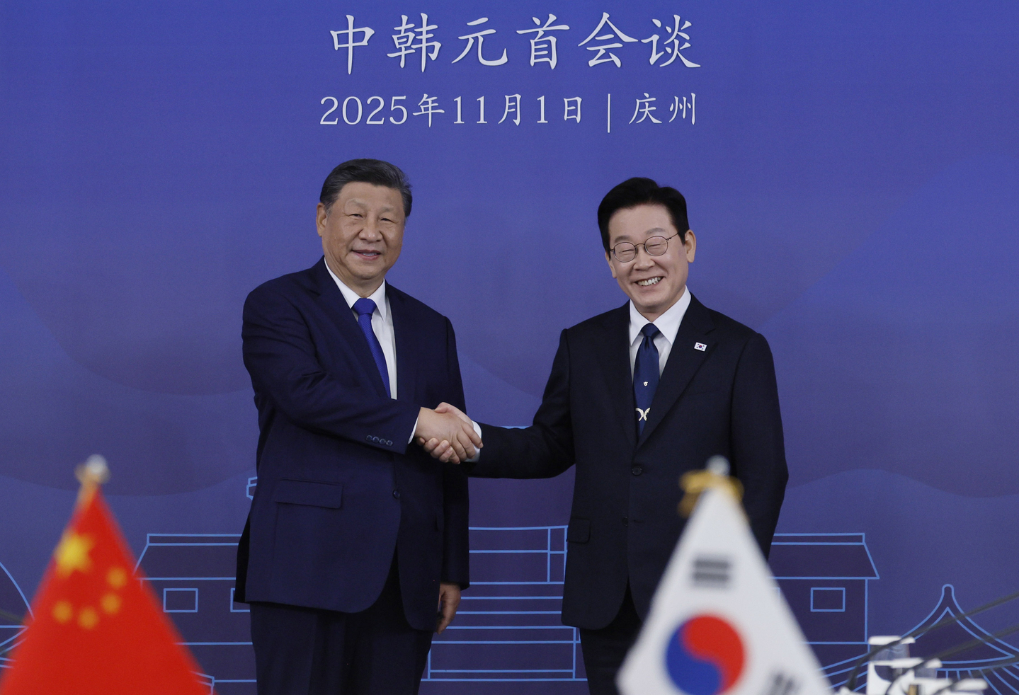 Korean President Lee Jae Myung, right, shakes hands with Chinese President Xi Jinping during their bilateral summit at the Gyeongju National Museum in Gyeongju, North Gyeongsang, on Nov. 1. [JOINT PRESS CORPS] 