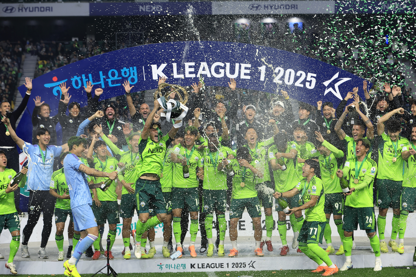 Jeonbuk Hyundai Motors celebrate winning the 2025 K League 1 season at Jeonju World Cup Stadium in Jeonju, North Jeolla, on Nov. 8, 2025. [NEWS1] 