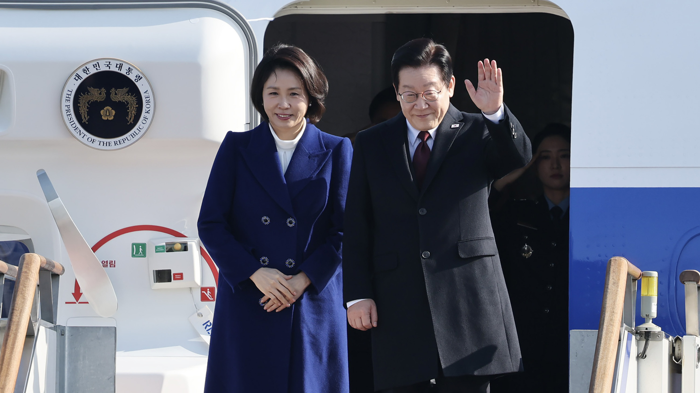 President Lee Jae Myung, right, and first lady Kim Hea Kyung depart from Seoul Air Base in Seongnam, Gyeonggi, on Jan. 4 for a four-day state visit to China. [JOINT PRESS CORPS]