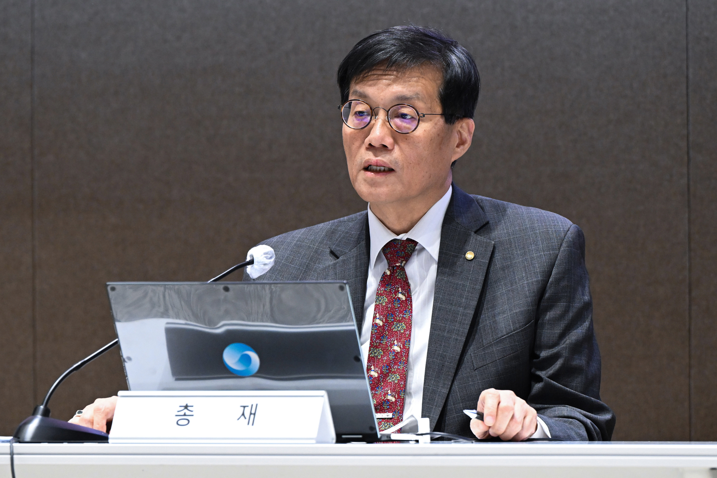 Bank of Korea Gov. Rhee Chang-yong speaks during a meeting at the central bank's headquarters in Jung District, central Seoul, on Dec. 17, 2025. [JOINT PRESS CORPS]