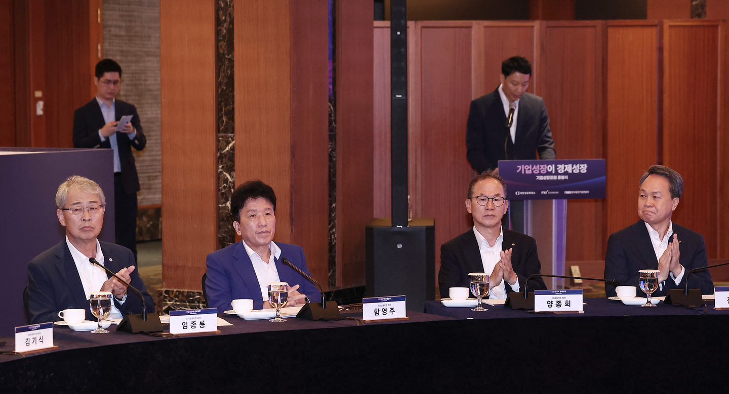 The heads of Korea’s major financial holding groups — KB, Shinhan, Hana and Woori — are attend a forum at Lotte Hotel in Jung District, central Seoul, on Sept. 4, 2025. From left, Woori Financial Group Chairman Yim Jong-yong, Hana Financial Group Chairman Ham Young-joo, KB Financial Group Chairman Yang Jong-hee and Shinhan Financial Group Chairman Jin Ok-dong. [NEWS1]
