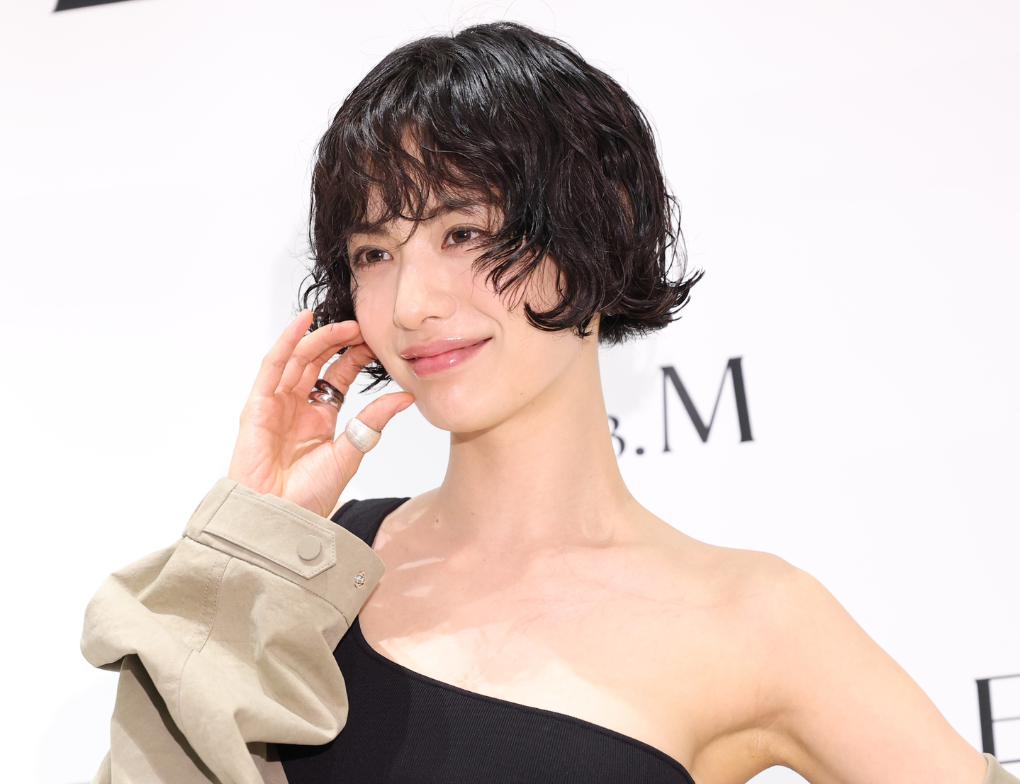 Singer and actor Nana poses for a press event at Lotte Department Store's Jamsil branch in Songpa District, southern Seoul, on April 18. [NEWS1]