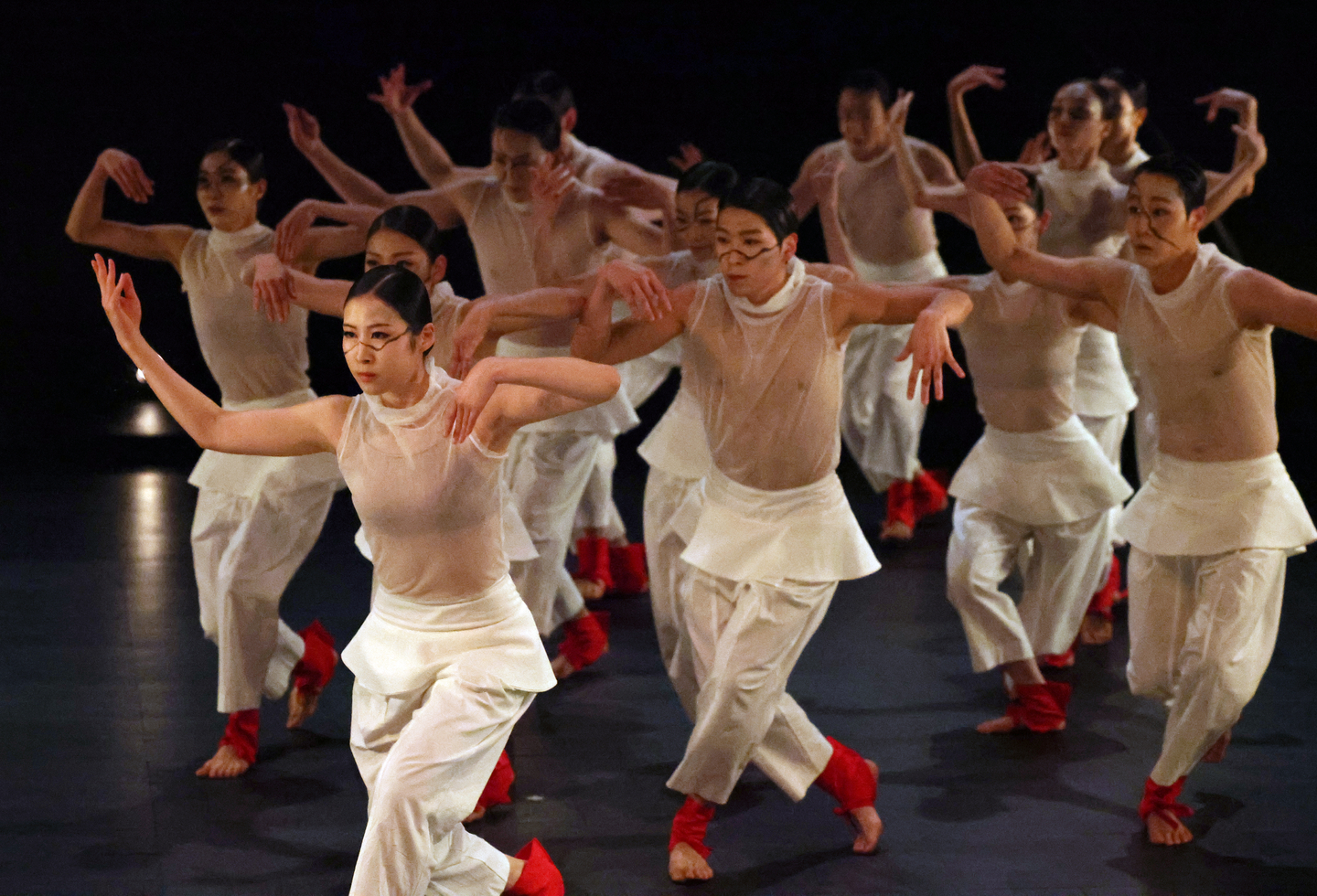 Members of the Seoul Metropolitan Dance Theatre perform ″Speed″ at the Sejong Center for the Performing Arts in Jongno District, central Seoul, on April 24. [NEWS1]