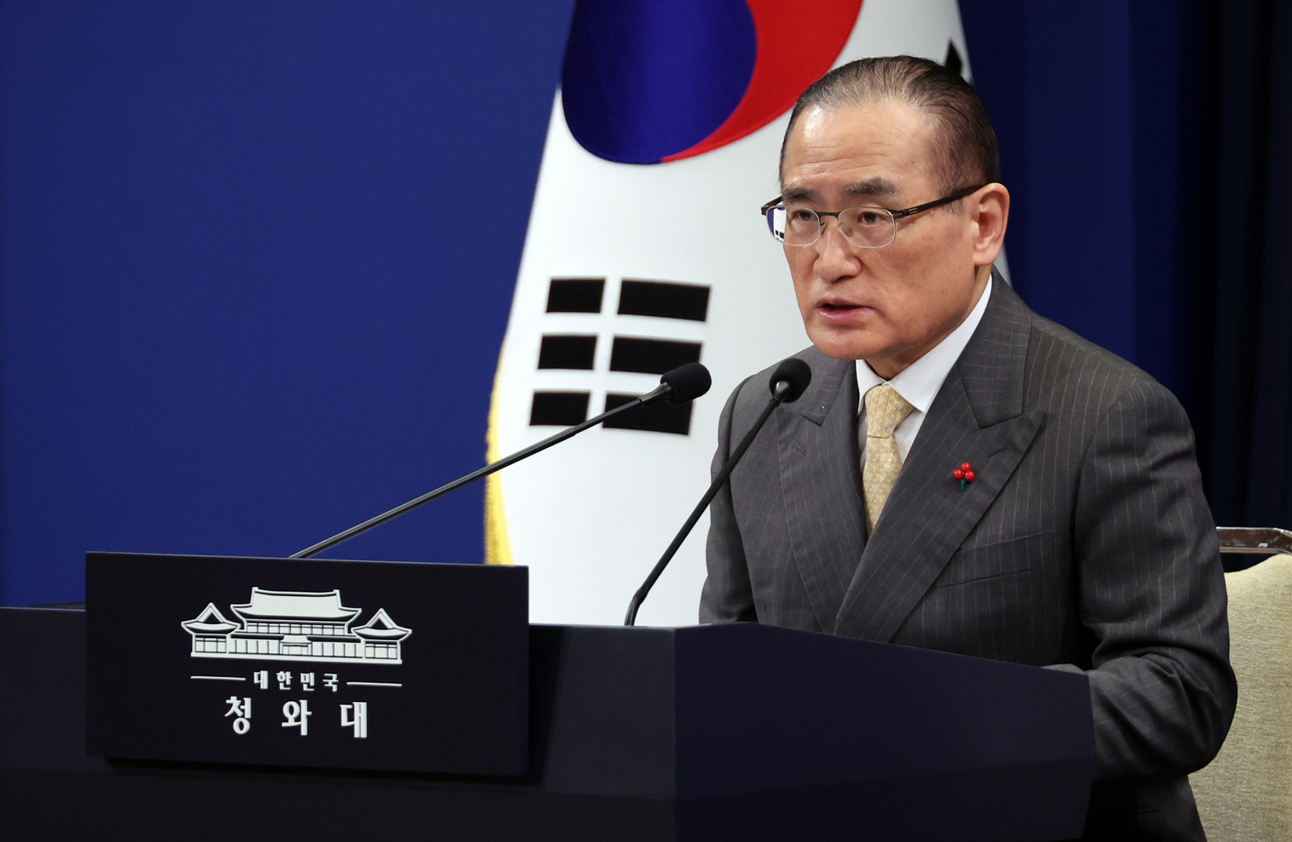 National Security Adviser Wi Sung-lac speaks during a press briefing at the Blue House in central Seoul on Jan. 2. [YONHAP]