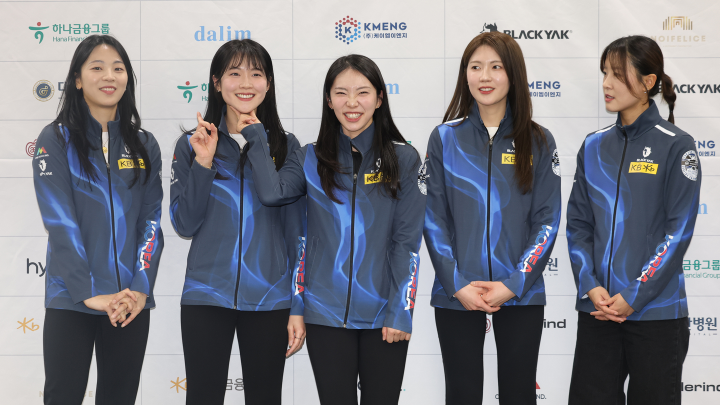 Members of the Korean women's curling team pose for photos after their press conference in southern Seoul on Jan. 2. From left: Kim Min-ji, Seol Ye-eun, Kim Su-ji, Seol Ye-ji and Gim Eun-ji. [YONHAP]