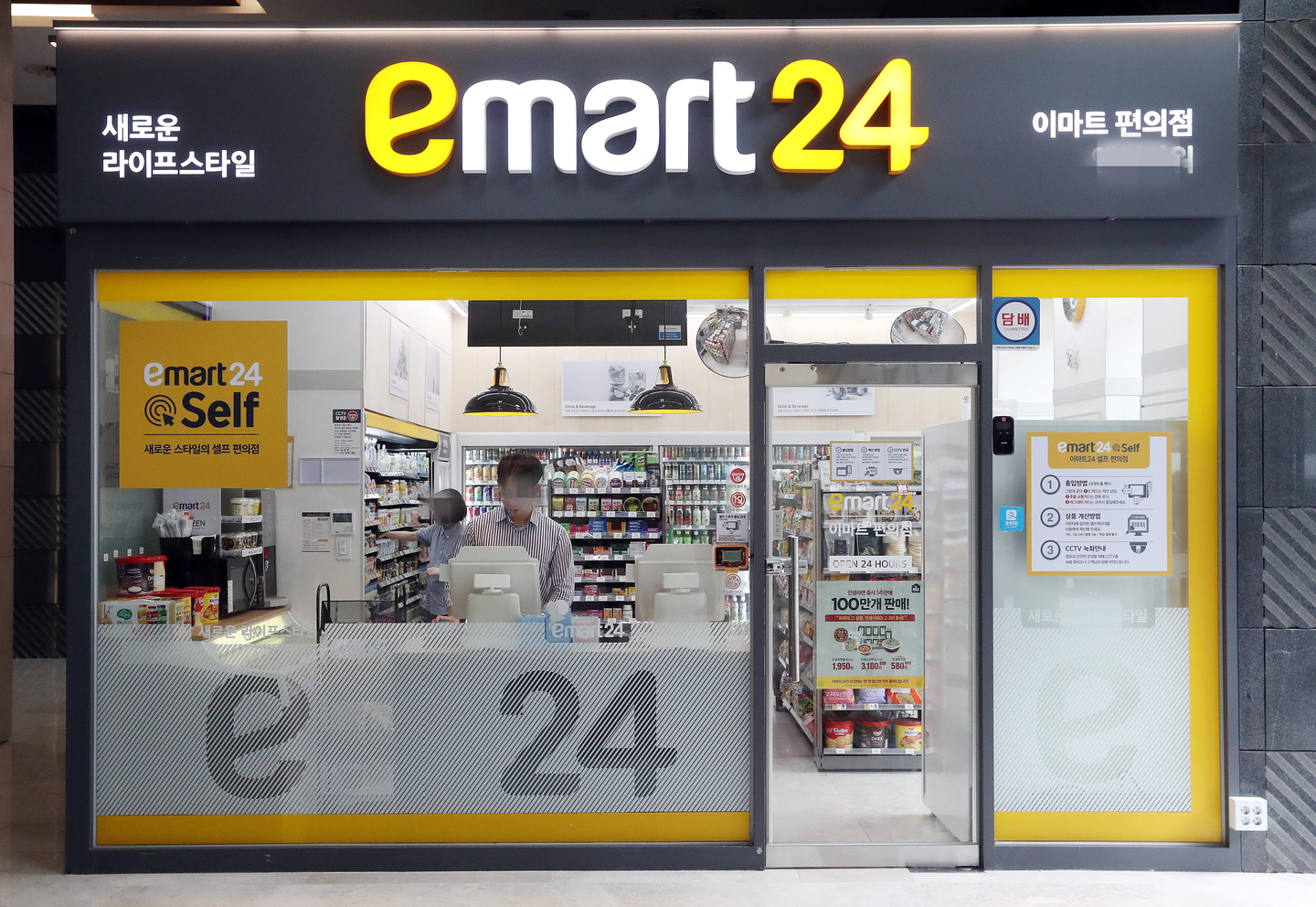 People are seen shopping at an unmanned convenience store in Seoul on July 25, 2019, in this photo unrelated to the story. [JOONGANG ILBO]