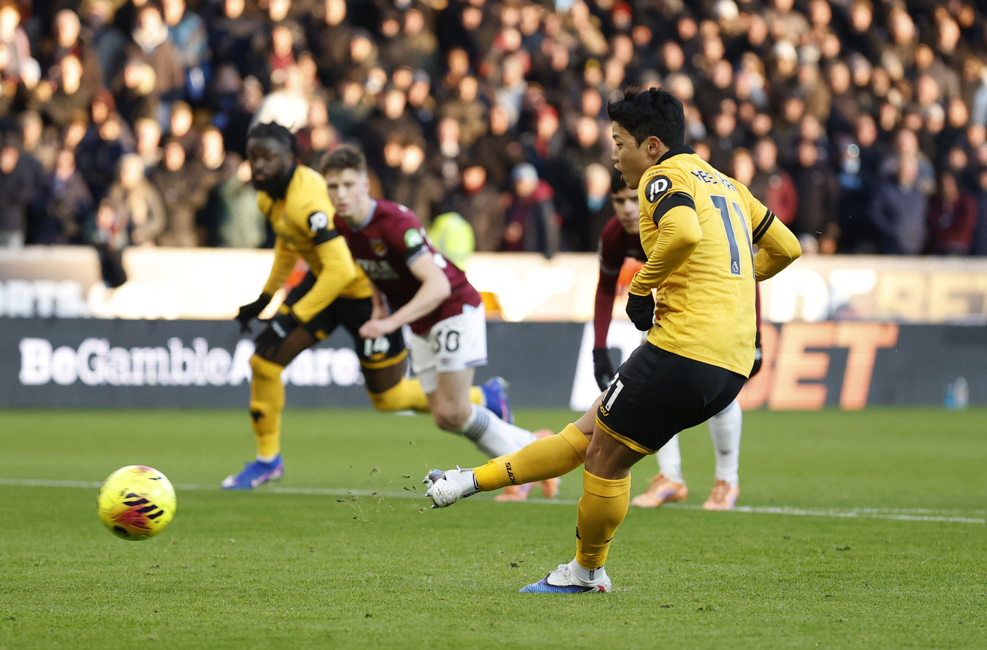 Wolverhampton Wanderers forward Hwang Hee-chan scores a goal during a Premier League match against West Ham at Molineux Stadium in Wolverhampton, England on Jan. 3. [REUTERS/YONHAP] 