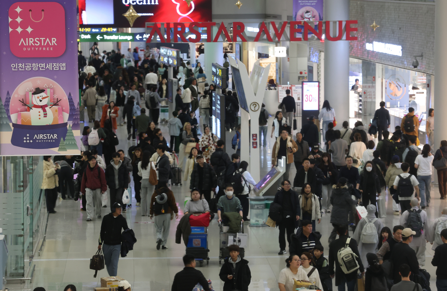 Travelers crowd the departure hall of Terminal 1 at Incheon International Airport on Dec. 23, 2025, ahead of the Christmas holiday. [YONHAP]